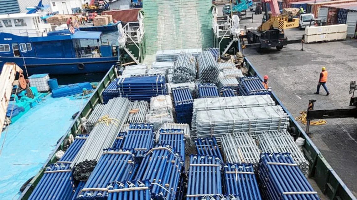 Scaffolding item discharging from LCT to male port