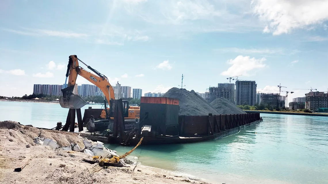 Bulk cargos discharge from ship to site - in barge